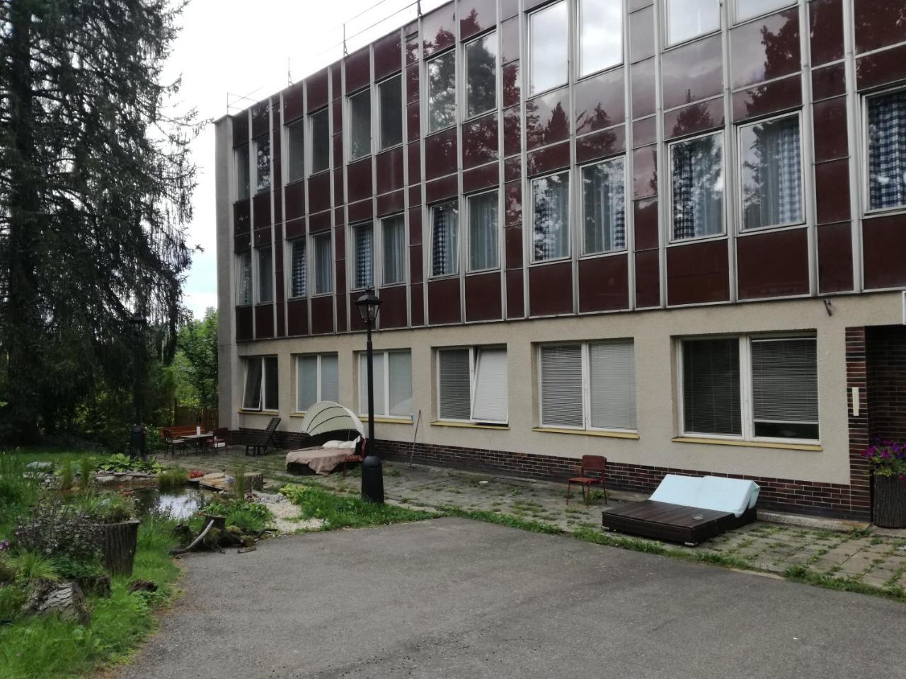 Hotel Hlaska Zlenice Exterior photo
